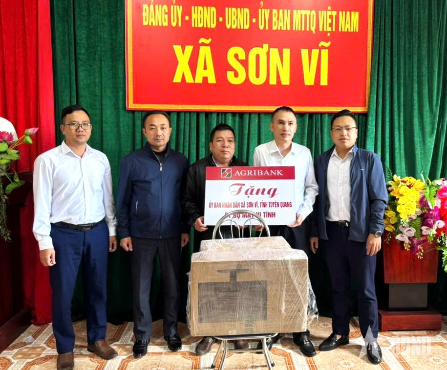 Tuyên Quang: Trao tặng máy vi tính hỗ trợ xã biên giới